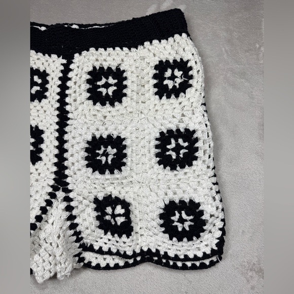 Urban Outfitters Granny Square Crochet Black White Boho Shorts Size Large - Picture 4 of 16
